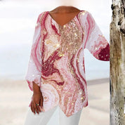 Ervaar de tijdloze uitstraling met deze vintage top met V-hals. Voorzien van een elegante print, lange mouwen en een lichtgewicht design, is deze top een stijlvolle keuze voor diverse gelegenheden. De stof van hoge kwaliteit draagt bij aan de verfijnde uitstraling, waardoor comfort en klasse samenkomen in dit modieuze statement.