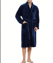 Effen flanellen herenbadjas, ontworpen met een stijlvolle V-hals en handige zakken voor ultiem comfort en een vleugje luxe in huis. Perfect voor een ontspannen ochtend of een gezellige avond, biedt deze badjas een comfortabele pasvorm en een tijdloze uitstraling.