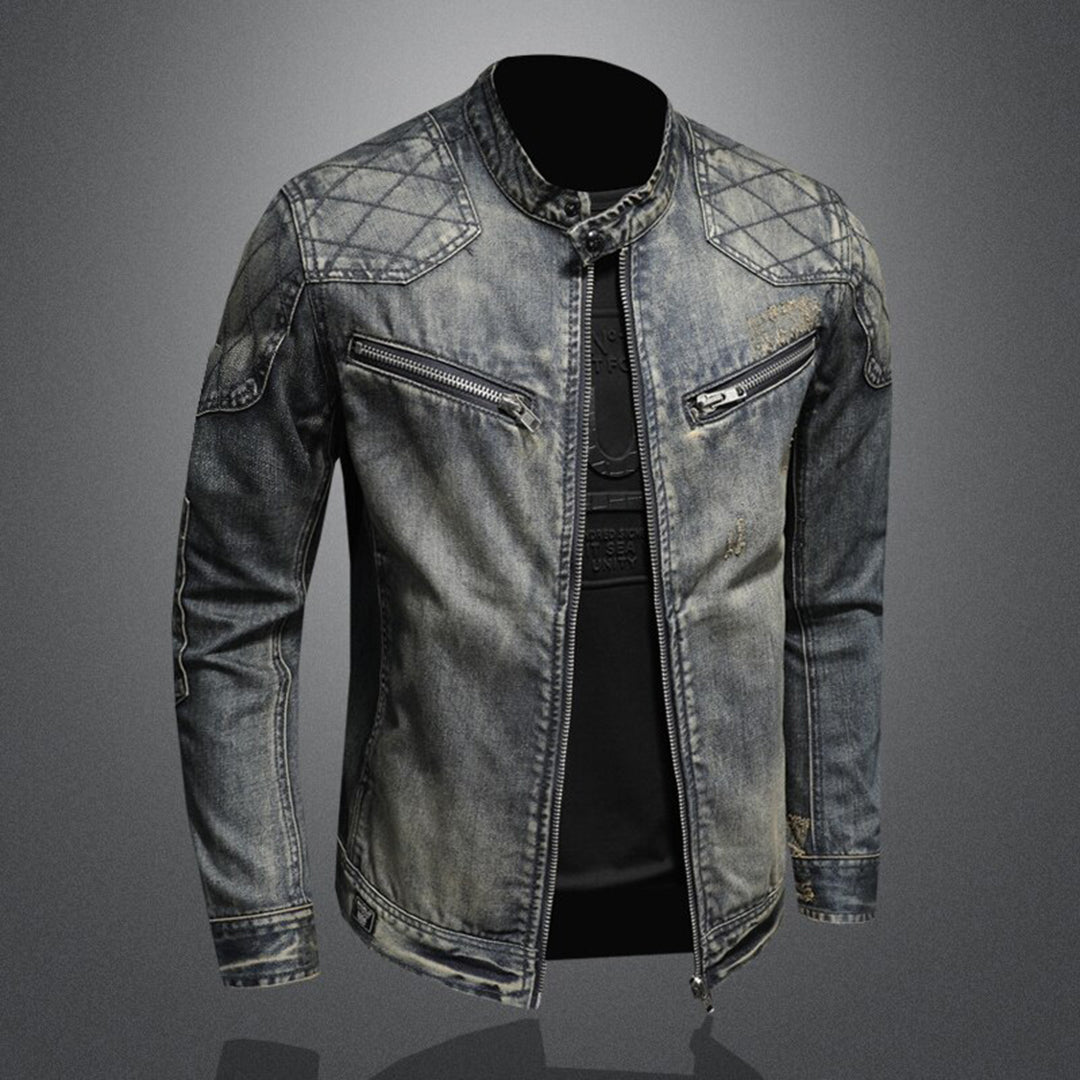 Stoere en veelzijdige spijkerjas voor heren. Tijdloos design, hoogwaardige denim en comfortabele pasvorm voor optimale bewegingsvrijheid. Perfect voor diverse outfits en gelegenheden.