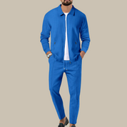 Deze tweedelige set is speciaal ontworpen voor heren die houden van een stijlvolle uitstraling. Gemaakt van hoogwaardige materialen biedt deze set een eigentijds design voor een trendy look en comfort gedurende warme dagen. Perfect voor diverse gelegenheden en moeiteloos aan te passen voor elke zomerse look. Maak je garderobe compleet en ervaar de ultieme zomerstijl.