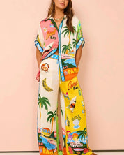 Stijlvolle loungestijl fashion set, inclusief relaxte jogger-shorts met zakken en elastische tailleband, en een bijpassend overhemd met blaze knopen voor ultiem comfort en een vleugje elegantie. Ontworpen met oog voor detail, een prachtige, vrouwelijke uitstraling en hoogwaardige stof voor een elegant ontwerp. Perfect voor diverse gelegenheden.