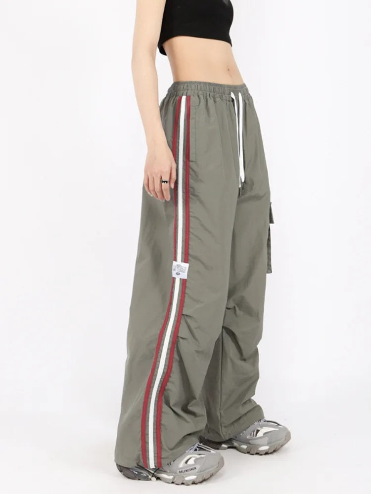 Malin | Cargo broek in bredere pijpen voor dames in de kleur Zwart voor dames in Outdoor stijl ideaal voor de lente.