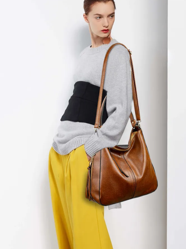 Martina Hobo Tas | Elegant & Vintage in de kleur Rood voor dames in Heritage stijl geschikt voor alle seizoenen.