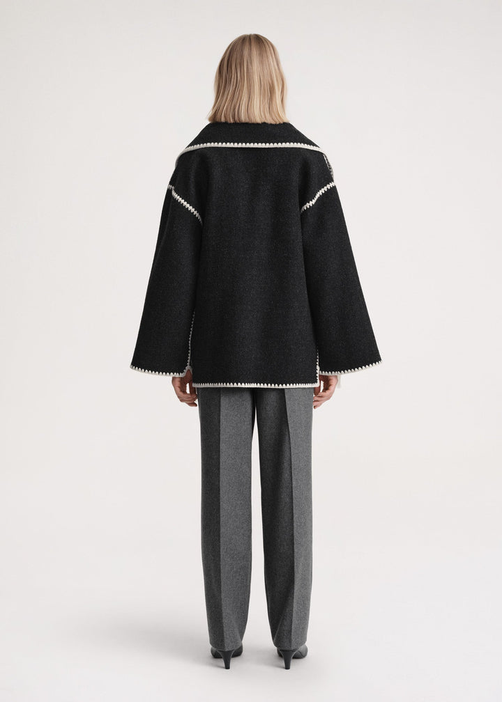 Merino | Luxe wollen jas met sjaal voor vrouwen in de kleur Zwart/Wit voor dames in Heritage stijl ideaal voor de winter