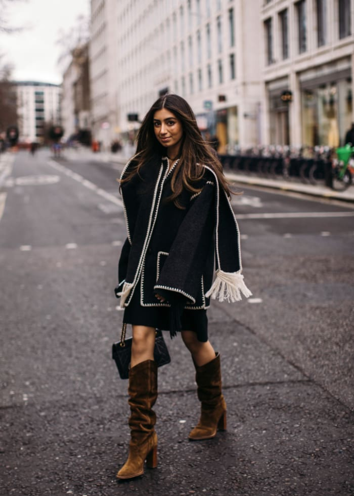 Merino | Luxe wollen jas met sjaal voor vrouwen in de kleur Zwart/Wit voor dames in Heritage stijl ideaal voor de winter