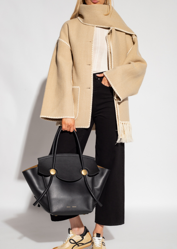 Merino | Luxe wollen jas met sjaal voor vrouwen in de kleur Zwart/Wit voor dames in Heritage stijl ideaal voor de winter