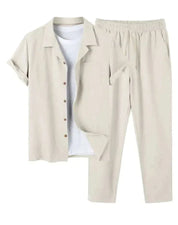 Heren zomerset, perfect voor zomerse dagen. Deze trendy set biedt coördinerende kledingstukken die ideaal zijn voor diverse casual gelegenheden in warm weer. Tweedelige set met korte mouwen en een broek onder de knie, in een casual vintage stijl voor een modieuze uitstraling. Maattabel beschikbaar voor verschillende maten.