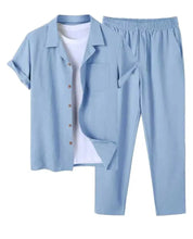 Heren zomerset, perfect voor zomerse dagen. Deze trendy set biedt coördinerende kledingstukken die ideaal zijn voor diverse casual gelegenheden in warm weer. Tweedelige set met korte mouwen en een broek onder de knie, in een casual vintage stijl voor een modieuze uitstraling. Maattabel beschikbaar voor verschillende maten.