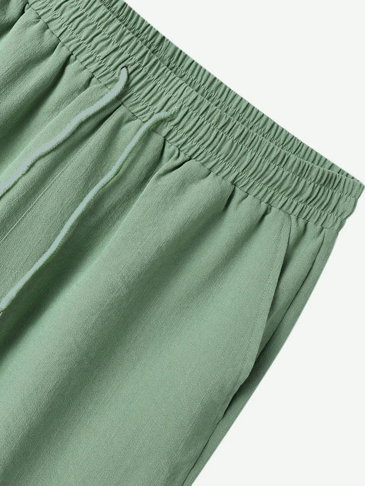 Heren zomerset, perfect voor zomerse dagen. Deze trendy set biedt coördinerende kledingstukken die ideaal zijn voor diverse casual gelegenheden in warm weer. Tweedelige set met korte mouwen en een broek onder de knie, in een casual vintage stijl voor een modieuze uitstraling. Maattabel beschikbaar voor verschillende maten.