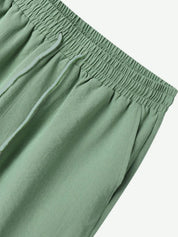 Heren zomerset, perfect voor zomerse dagen. Deze trendy set biedt coördinerende kledingstukken die ideaal zijn voor diverse casual gelegenheden in warm weer. Tweedelige set met korte mouwen en een broek onder de knie, in een casual vintage stijl voor een modieuze uitstraling. Maattabel beschikbaar voor verschillende maten.