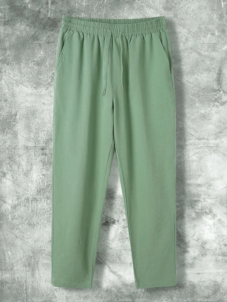 Heren zomerset, perfect voor zomerse dagen. Deze trendy set biedt coördinerende kledingstukken die ideaal zijn voor diverse casual gelegenheden in warm weer. Tweedelige set met korte mouwen en een broek onder de knie, in een casual vintage stijl voor een modieuze uitstraling. Maattabel beschikbaar voor verschillende maten.