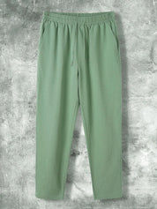 Heren zomerset, perfect voor zomerse dagen. Deze trendy set biedt coördinerende kledingstukken die ideaal zijn voor diverse casual gelegenheden in warm weer. Tweedelige set met korte mouwen en een broek onder de knie, in een casual vintage stijl voor een modieuze uitstraling. Maattabel beschikbaar voor verschillende maten.