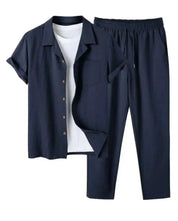 Heren zomerset, perfect voor zomerse dagen. Deze trendy set biedt coördinerende kledingstukken die ideaal zijn voor diverse casual gelegenheden in warm weer. Tweedelige set met korte mouwen en een broek onder de knie, in een casual vintage stijl voor een modieuze uitstraling. Maattabel beschikbaar voor verschillende maten.