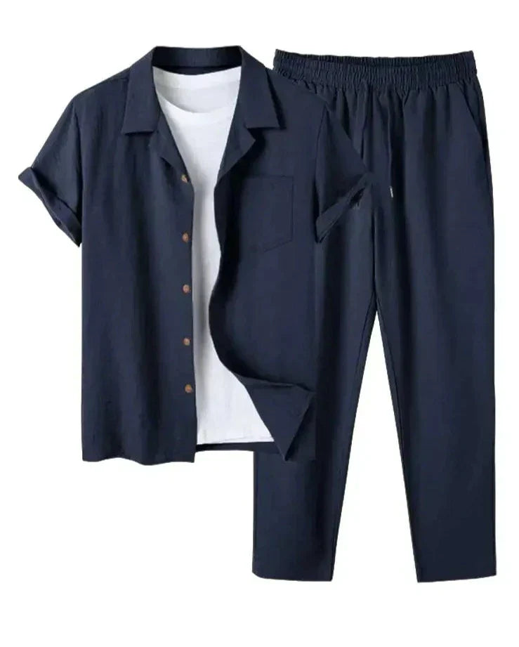 Heren zomerset, perfect voor zomerse dagen. Deze trendy set biedt coördinerende kledingstukken die ideaal zijn voor diverse casual gelegenheden in warm weer. Tweedelige set met korte mouwen en een broek onder de knie, in een casual vintage stijl voor een modieuze uitstraling. Maattabel beschikbaar voor verschillende maten.