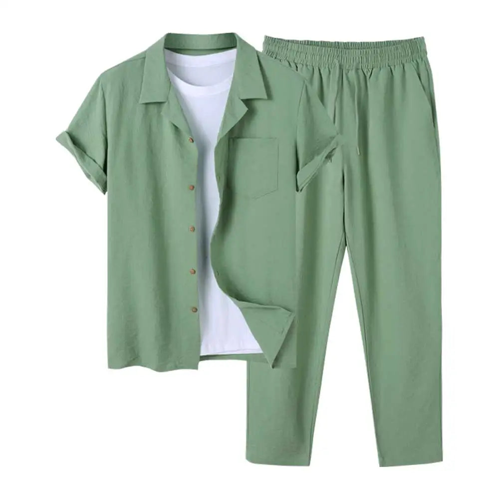 Heren zomerset, perfect voor zomerse dagen. Deze trendy set biedt coördinerende kledingstukken die ideaal zijn voor diverse casual gelegenheden in warm weer. Tweedelige set met korte mouwen en een broek onder de knie, in een casual vintage stijl voor een modieuze uitstraling. Maattabel beschikbaar voor verschillende maten.