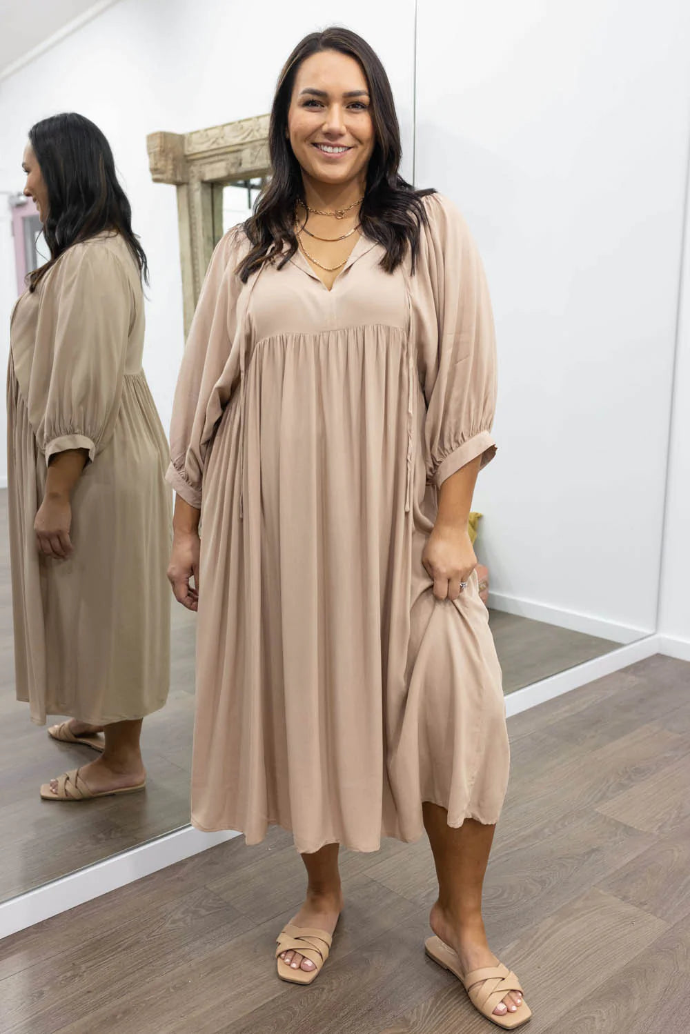 Midi Jurk Ollie in de kleur Beige voor dames in stijl ideaal voor de lente.