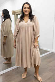 Midi Jurk Ollie in de kleur Beige voor dames in stijl ideaal voor de lente.