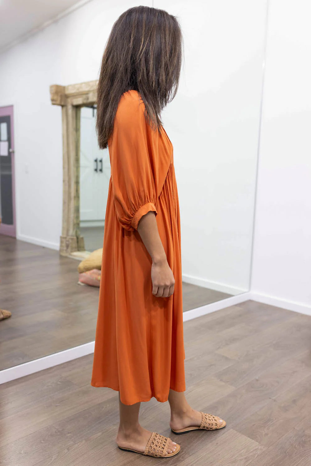 Midi Jurk Ollie in de kleur Zwart voor dames in stijl ideaal voor de lente.