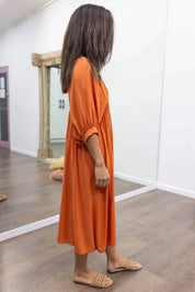 Midi Jurk Ollie in de kleur Zwart voor dames in stijl ideaal voor de lente.