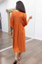 Midi Jurk Ollie in de kleur Zwart voor dames in stijl ideaal voor de lente.