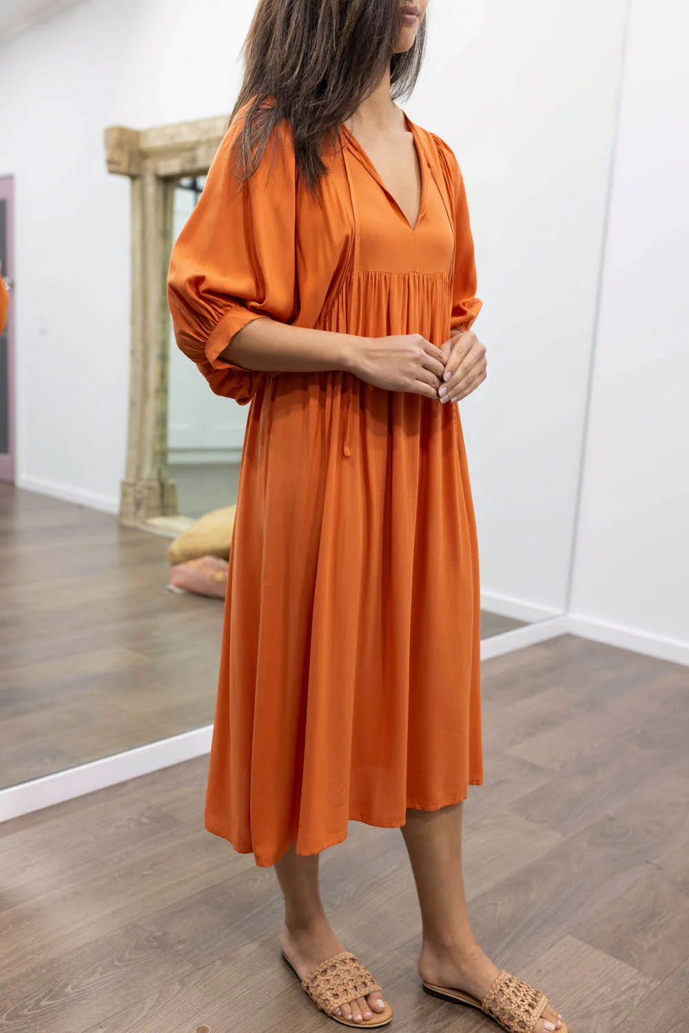 Midi Jurk Ollie in de kleur Zwart voor dames in stijl ideaal voor de lente.