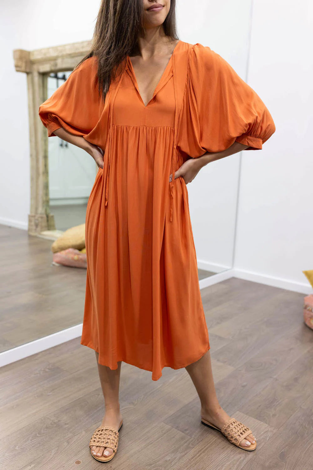 Midi Jurk Ollie in de kleur Zwart voor dames in stijl ideaal voor de lente.