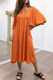 Midi Jurk Ollie in de kleur Zwart voor dames in stijl ideaal voor de lente.