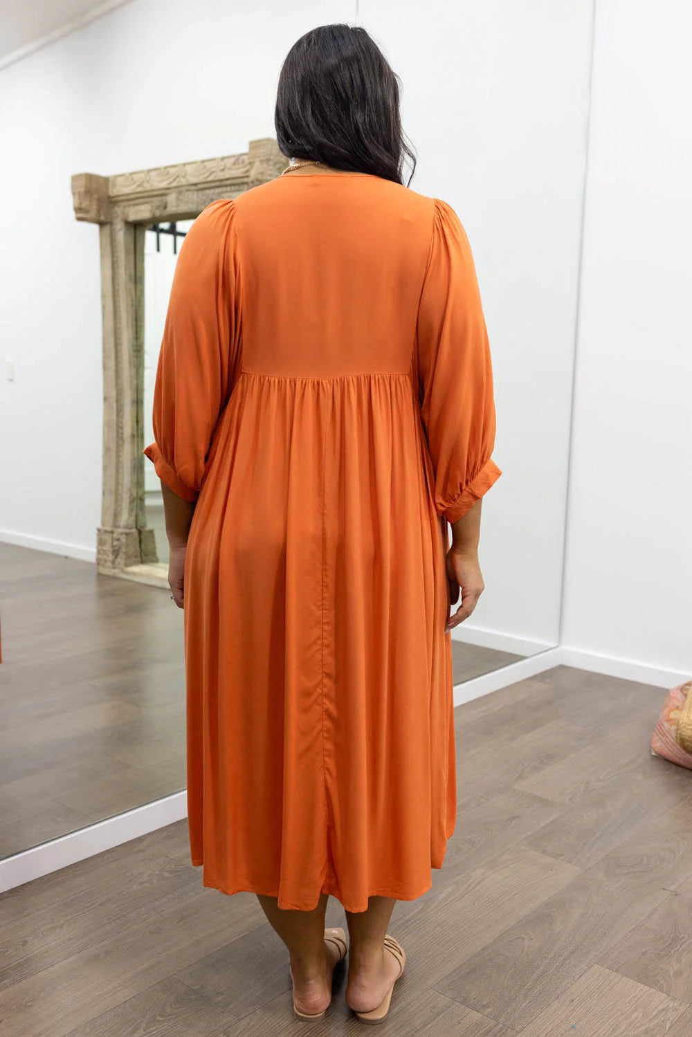 Midi Jurk Ollie in de kleur Zwart voor dames in stijl ideaal voor de lente.