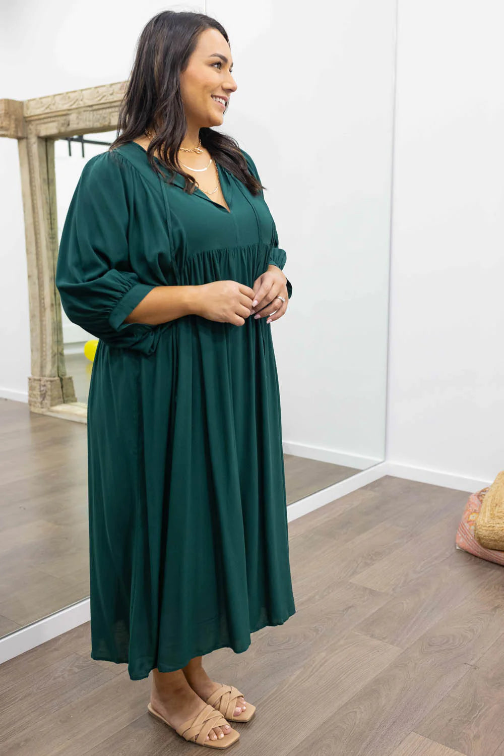 Midi Jurk Ollie in de kleur Zwart voor dames in stijl ideaal voor de lente.