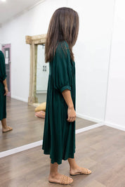 Midi Jurk Ollie in de kleur Zwart voor dames in stijl ideaal voor de lente.