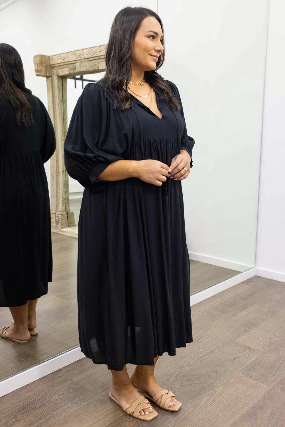 Midi Jurk Ollie in de kleur Zwart voor dames in stijl ideaal voor de lente.