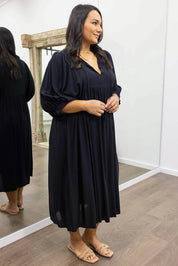 Midi Jurk Ollie in de kleur Zwart voor dames in stijl ideaal voor de lente.