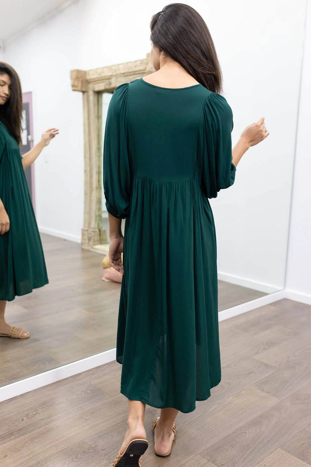 Midi Jurk Ollie in de kleur Zwart voor dames in stijl ideaal voor de lente.