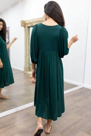 Midi Jurk Ollie in de kleur Zwart voor dames in stijl ideaal voor de lente.