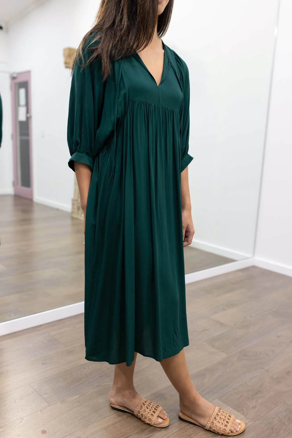 Midi Jurk Ollie in de kleur Zwart voor dames in stijl ideaal voor de lente.