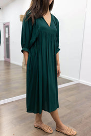 Midi Jurk Ollie in de kleur Zwart voor dames in stijl ideaal voor de lente.