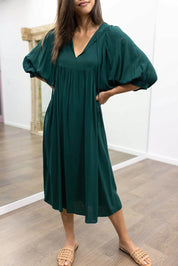 Midi Jurk Ollie in de kleur Zwart voor dames in stijl ideaal voor de lente.