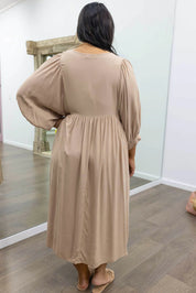 Midi Jurk Ollie in de kleur Zwart voor dames in stijl ideaal voor de lente.