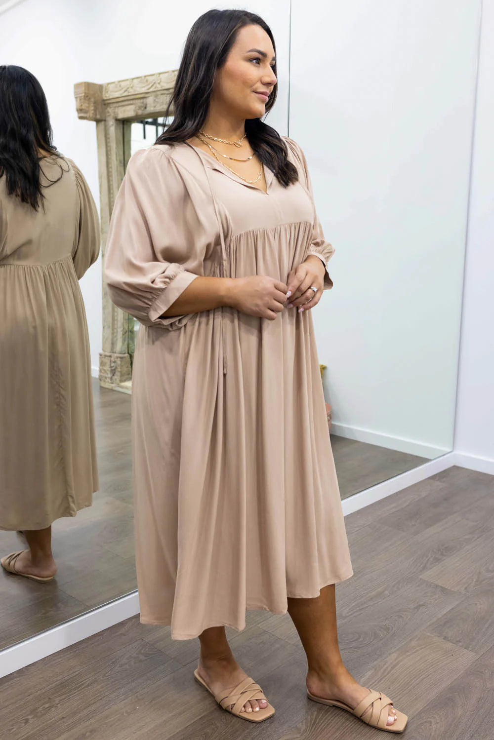 Midi Jurk Ollie in de kleur Zwart voor dames in stijl ideaal voor de lente.