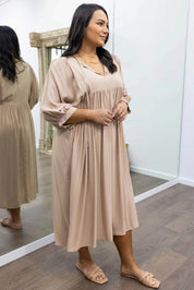 Midi Jurk Ollie in de kleur Zwart voor dames in stijl ideaal voor de lente.