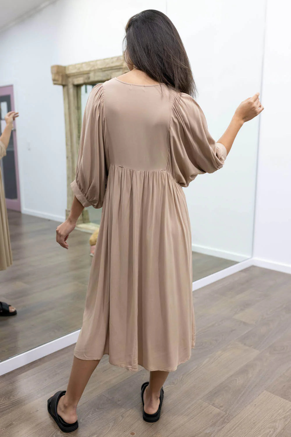 Midi Jurk Ollie in de kleur Zwart voor dames in stijl ideaal voor de lente.