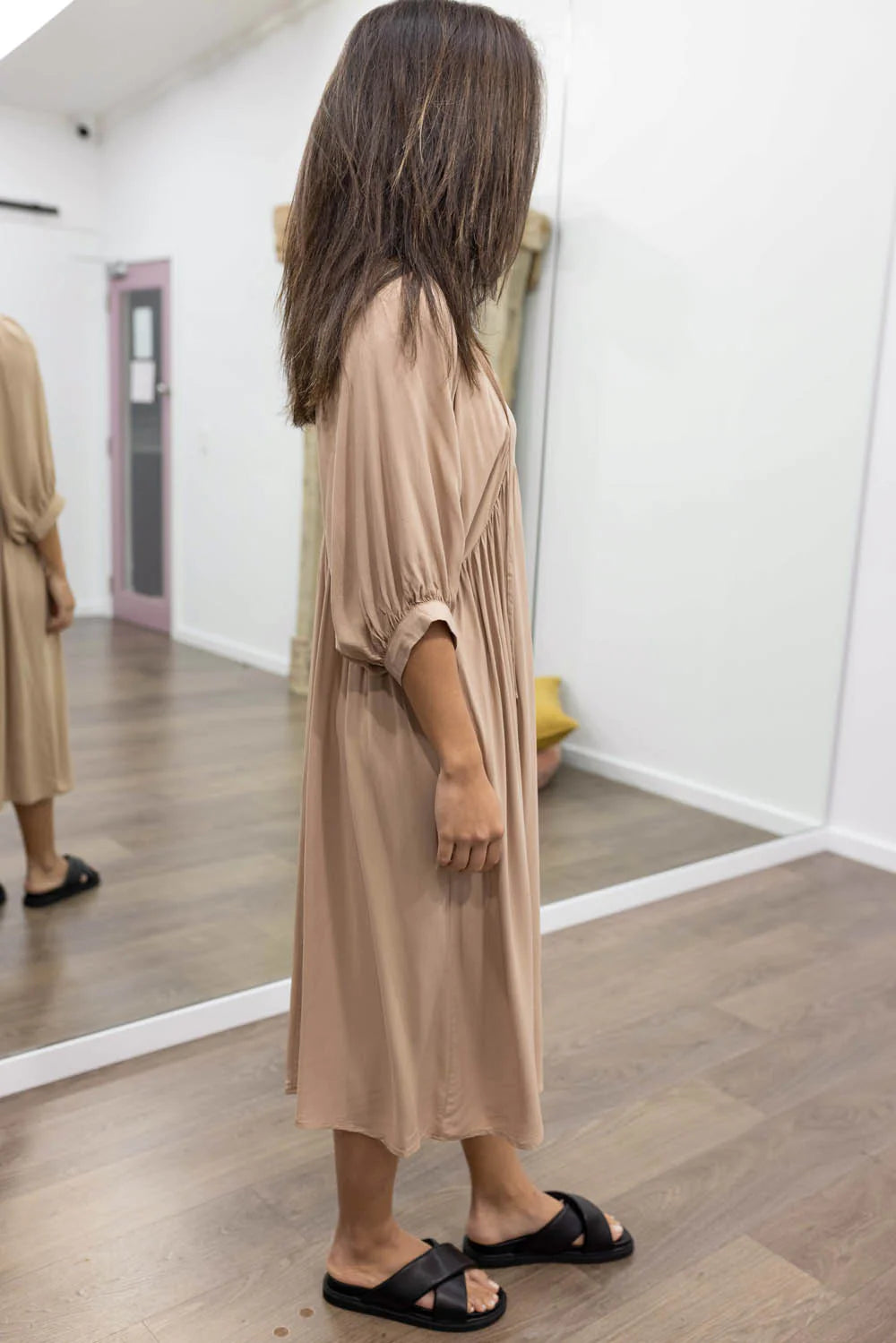 Midi Jurk Ollie in de kleur Zwart voor dames in stijl ideaal voor de lente.