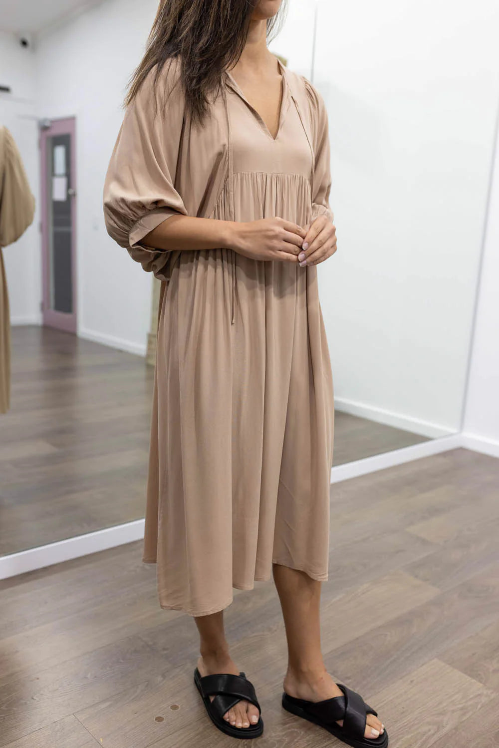 Midi Jurk Ollie in de kleur Zwart voor dames in stijl ideaal voor de lente.