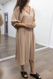 Midi Jurk Ollie in de kleur Zwart voor dames in stijl ideaal voor de lente.