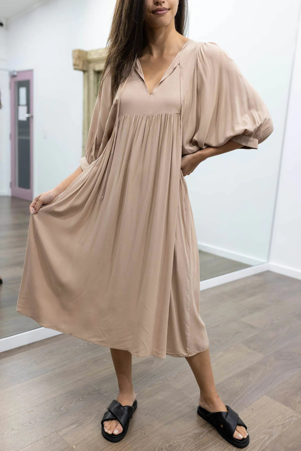 Midi Jurk Ollie in de kleur Zwart voor dames in stijl ideaal voor de lente.