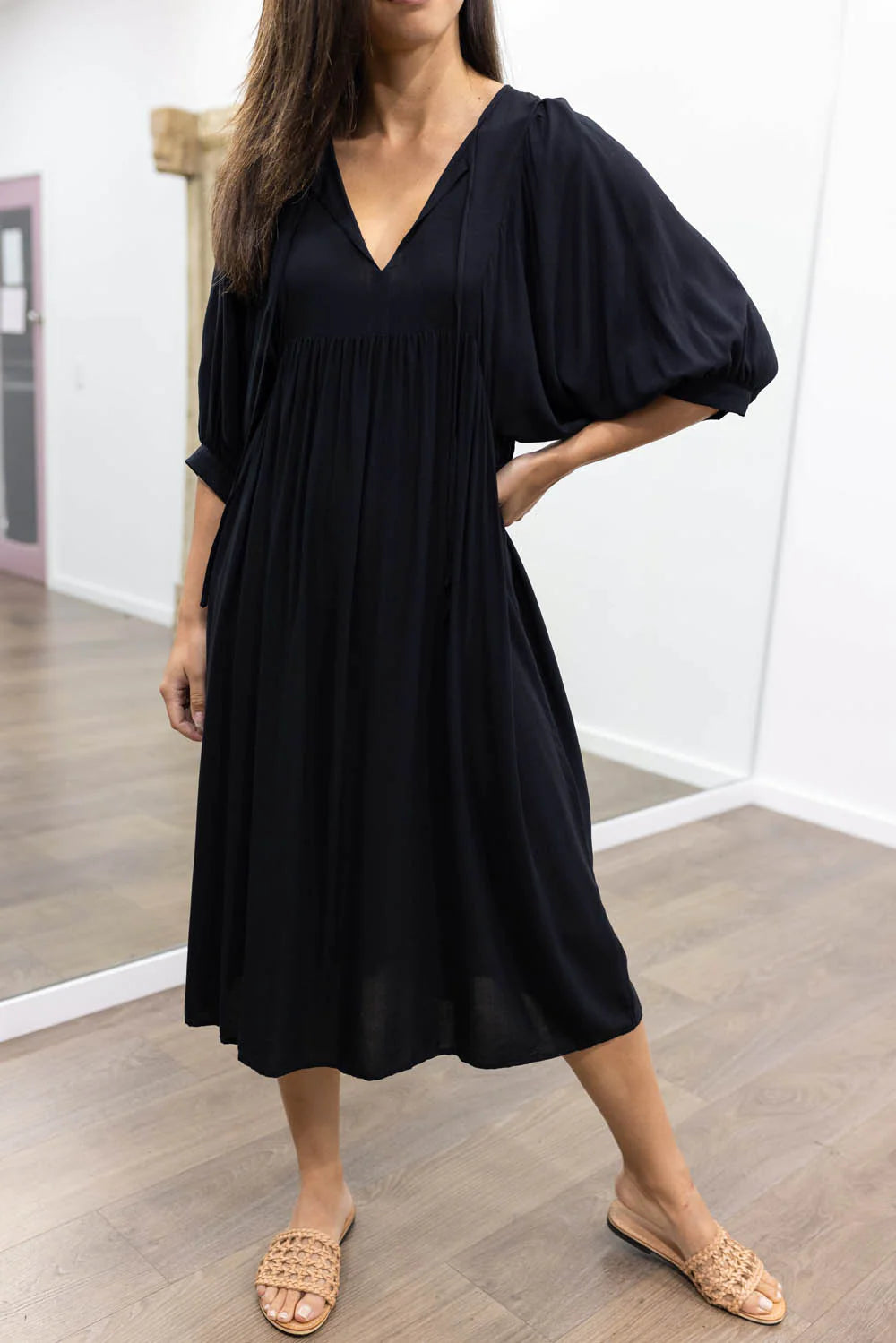 Midi Jurk Ollie in de kleur Zwart voor dames in stijl ideaal voor de lente.