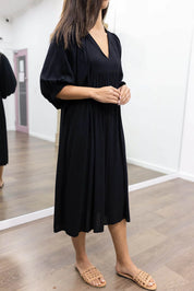 Midi Jurk Ollie in de kleur Zwart voor dames in stijl ideaal voor de lente.