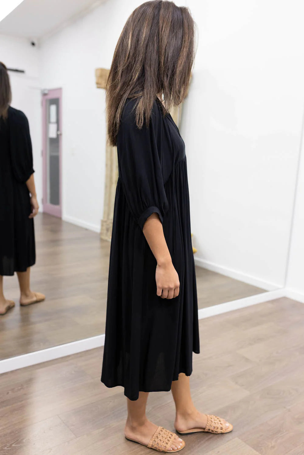 Midi Jurk Ollie in de kleur Zwart voor dames in stijl ideaal voor de lente.