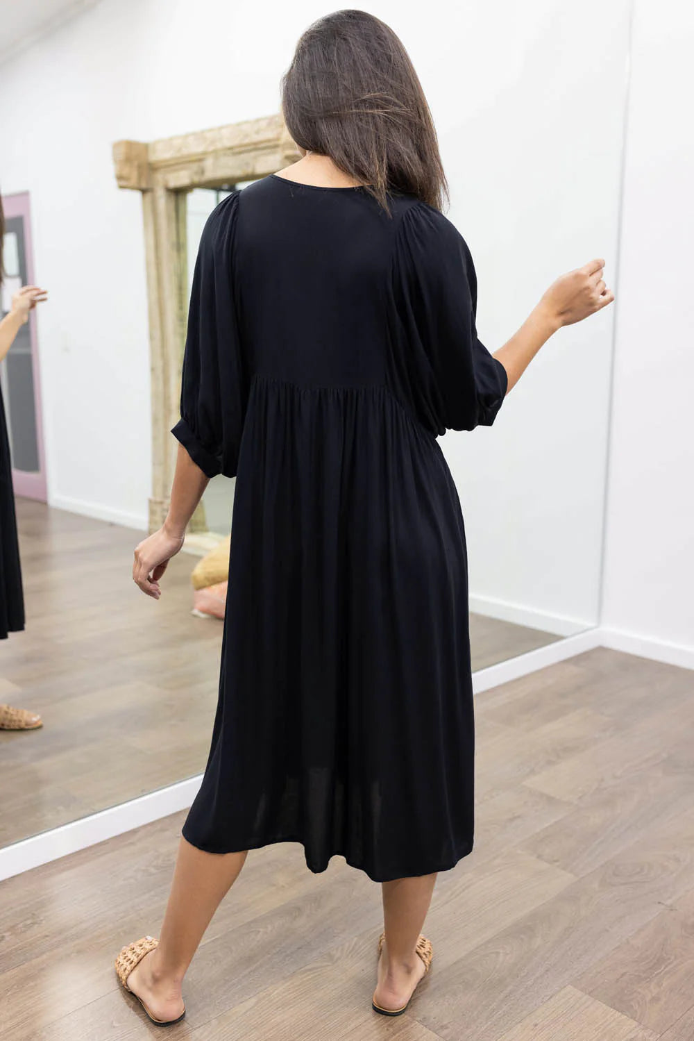 Midi Jurk Ollie in de kleur Zwart voor dames in stijl ideaal voor de lente.