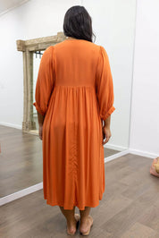 Midi Jurk Ollie in de kleur Zwart voor dames in stijl ideaal voor de lente.